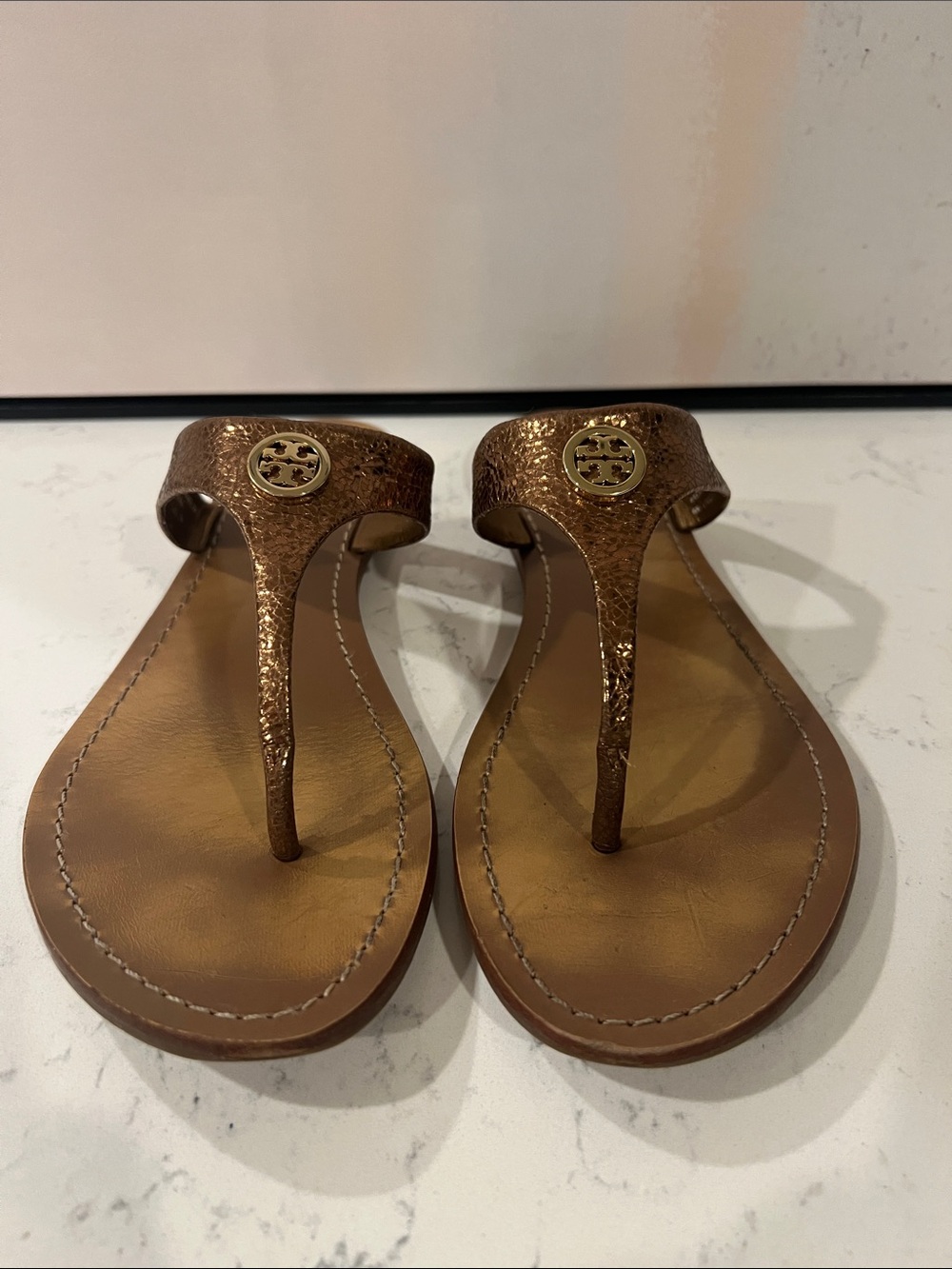 Tory Burch metallic gold crackled leather thong sandals size 10 - Picture 5 of 15